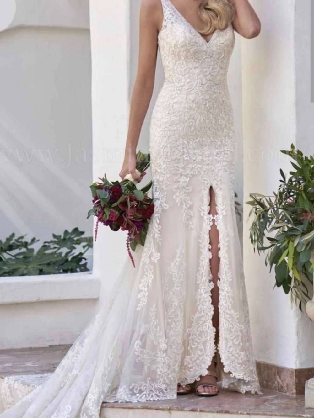 Women's Lace V-Neck Wedding Dress in Ivory